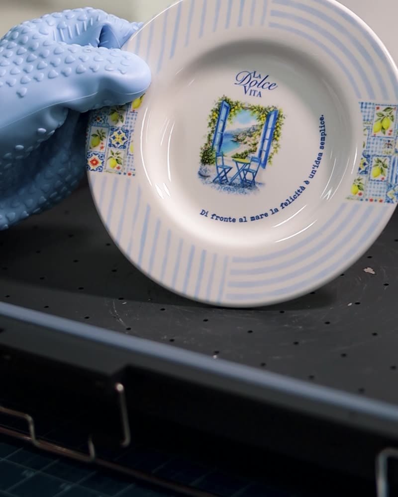 Prato de sobremesa sublimado com arte de azulejos na borda e paisagem no fundo